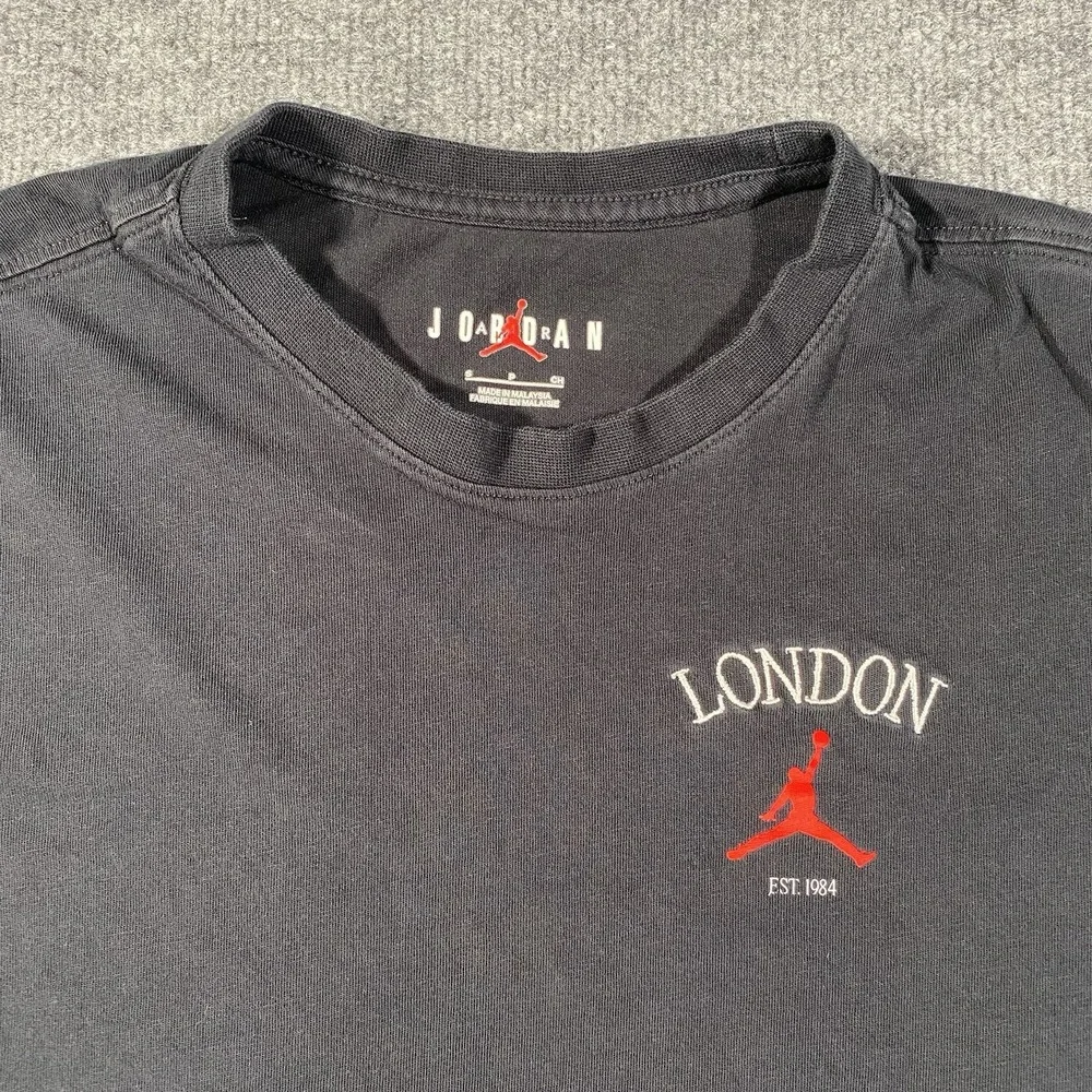 Nike Air Jordan LONDON Embroidered Short Sleeve Shirt Mens Small *BLEMISH* - Picture 1 of 9